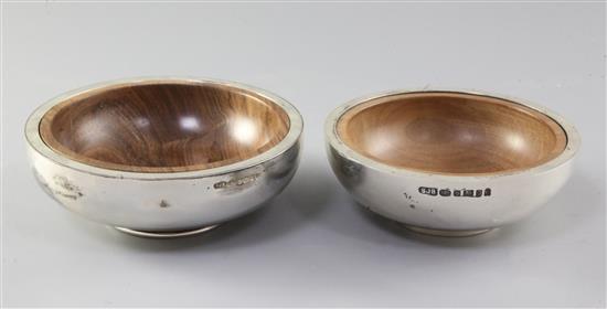 Two modern graduated silver bowls by Simon J. Beer (Lewes), London, 1999 and Sheffield, 2002, largest diameter 14cm.